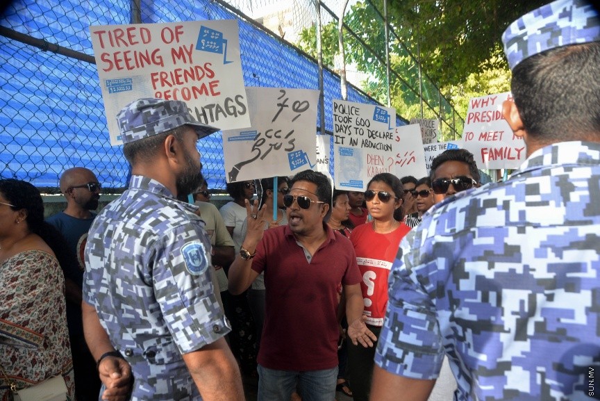 8 އޮގަސްޓު 2017:  ގެއްލުވާލާފައިވާ މިނިވަން ނޫހުގެ ނޫސްވެރިޔާ އަހުމަދު ރިލްވާން ގެއްލުނުތާ މިއަދަށް 3 އަހަރު ފުރުން ފާހަގަ ކުރުމުގެ ގޮތުން ރިލްވާން ގެ އާއިލާ އާއި ރަހްމްތެރިން ބޭއްވި ހިނގާލުމުގެ ތެރެއިން: އެއްވެއުޅުމުގެ ގާނޫނާ ހިލާފަށް ކަމަށްބުނެ ފުލުހުން ވަނީ މި ހިނގާލުން ހުއްޓުވާފަ----ސަން ފޮޓޯ/ މުހައްމަދު އަފްރާހް 