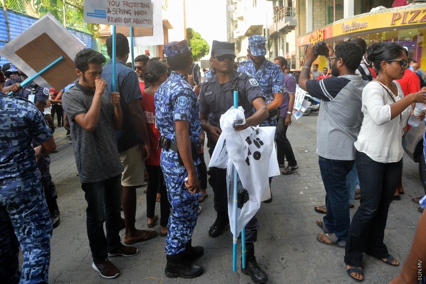 8 އޮގަސްޓު 2017:  ގެއްލުވާލާފައިވާ މިނިވަން ނޫހުގެ ނޫސްވެރިޔާ އަހުމަދު ރިލްވާން ގެއްލުނުތާ މިއަދަށް 3 އަހަރު ފުރުން ފާހަގަ ކުރުމުގެ ގޮތުން ރިލްވާން ގެ އާއިލާ އާއި ރަހްމްތެރިން ބޭއްވި ހިނގާލުމުގެ ތެރެއިން: އެއްވެއުޅުމުގެ ގާނޫނާ ހިލާފަށް ކަމަށްބުނެ ފުލުހުން ވަނީ މި ހިނގާލުން ހުއްޓުވާ ހިނގާލުމުގެ ބައިވެރިން ޝުއޫރު ފާޅުކުރަން ގެންގުޅުން ޕޯސްޓަރު ތައް  އަތުލާފަ----ސަން ފޮޓޯ/ މުހައްމަދު އަފްރާހް 