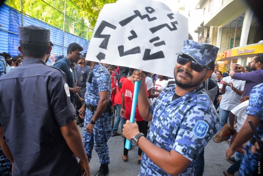 8 އޮގަސްޓު 2017:  ގެއްލުވާލާފައިވާ މިނިވަން ނޫހުގެ ނޫސްވެރިޔާ އަހުމަދު ރިލްވާން ގެއްލުނުތާ މިއަދަށް 3 އަހަރު ފުރުން ފާހަގަ ކުރުމުގެ ގޮތުން ރިލްވާން ގެ އާއިލާ އާއި ރަހްމްތެރިން ބޭއްވި ހިނގާލުމުގެ ތެރެއިން: އެއްވެއުޅުމުގެ ގާނޫނާ ހިލާފަށް ކަމަށްބުނެ ފުލުހުން ވަނީ މި ހިނގާލުން ހުއްޓުވާ ހިނގާލުމުގެ ބައިވެރިން ޝުއޫރު ފާޅުކުރަން ގެންގުޅުން ޕޯސްޓަރު ތައް  އަތުލާފަ----ސަން ފޮޓޯ/ މުހައްމަދު އަފްރާހް 