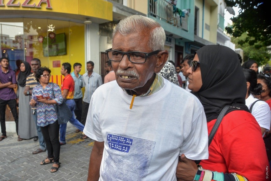 8 އޮގަސްޓު 2017:  ގެއްލުވާލާފައިވާ މިނިވަން ނޫހުގެ ނޫސްވެރިޔާ އަހުމަދު ރިލްވާން ގެއްލުނުތާ މިއަދަށް 3 އަހަރު ފުރުން ފާހަގަ ކުރުމުގެ ގޮތުން ރިލްވާން ގެ އާއިލާ އާއި ރަހްމްތެރިން ބޭއްވި ހިނގާލުމުގެ ތެރެއިން: އެއްވެއުޅުމުގެ ގާނޫނާ ހިލާފަށް ކަމަށްބުނެ ފުލުހުން ވަނީ މި ހިނގާލުން ހުއްޓުވާފަ----ސަން ފޮޓޯ/ މުހައްމަދު އަފްރާހް 