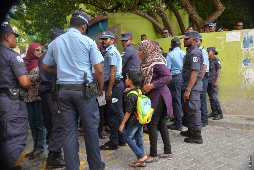 8 އޮގަސްޓު 2017:  ގެއްލުވާލާފައިވާ މިނިވަން ނޫހުގެ ނޫސްވެރިޔާ އަހުމަދު ރިލްވާން ގެއްލުނުތާ މިއަދަށް 3 އަހަރު ފުރުން ފާހަގަ ކުރުމުގެ ގޮތުން ރިލްވާން ގެ އާއިލާ އާއި ރަހްމްތެރިން ބޭއްވި ހިނގާލުމުގެ ތެރެއިން: އެއްވެއުޅުމުގެ ގާނޫނާ ހިލާފަށް ކަމަށްބުނެ ފުލުހުން ވަނީ މި ހިނގާލުން ހުއްޓުވާފަ----ސަން ފޮޓޯ/ މުހައްމަދު އަފްރާހް 
