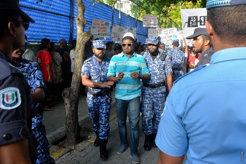 8 އޮގަސްޓު 2017:  ގެއްލުވާލާފައިވާ މިނިވަން ނޫހުގެ ނޫސްވެރިޔާ އަހުމަދު ރިލްވާން ގެއްލުނުތާ މިއަދަށް 3 އަހަރު ފުރުން ފާހަގަ ކުރުމުގެ ގޮތުން ރިލްވާން ގެ އާއިލާ އާއި ރަހްމްތެރިން ބޭއްވި ހިނގާލުމުގެ ތެރެއިން: އެއްވެއުޅުމުގެ ގާނޫނާ ހިލާފަށް ކަމަށްބުނެ ފުލުހުން ވަނީ މި ހިނގާލުން ހުއްޓުވާފަ----ސަން ފޮޓޯ/ މުހައްމަދު އަފްރާހް 
