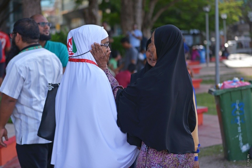 8 އޯގަސްޓް، 2017: ބަރަކާތްތެރި ހައްޖުގެ އަޅުކަން ފުރިހަމަ ކުރުމަށް ރާއްޖޭން ހައްޖަށްދާ ހައްޖުވެރިން ފުރަންފެށުން -- ސަން ފޮޓޯ/ ފަޔާޒު މޫސާ
