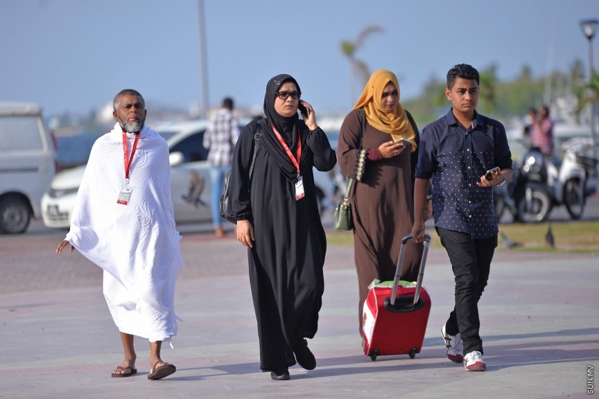 8 އޯގަސްޓް، 2017: ބަރަކާތްތެރި ހައްޖުގެ އަޅުކަން ފުރިހަމަ ކުރުމަށް ރާއްޖޭން ހައްޖަށްދާ ހައްޖުވެރިން ފުރަންފެށުން -- ސަން ފޮޓޯ/ ފަޔާޒު މޫސާ