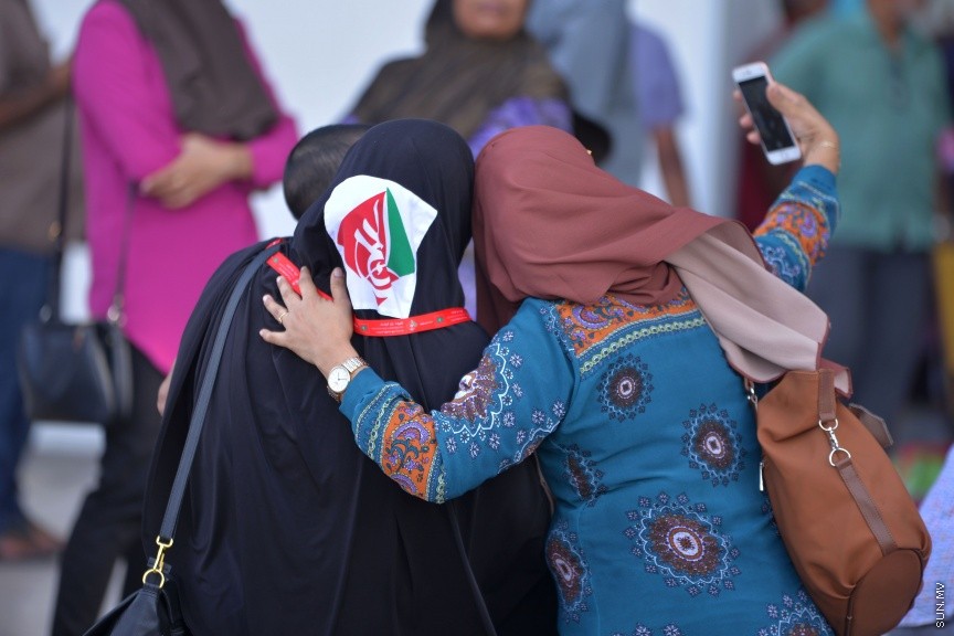 8 އޯގަސްޓް، 2017: ބަރަކާތްތެރި ހައްޖުގެ އަޅުކަން ފުރިހަމަ ކުރުމަށް ރާއްޖޭން ހައްޖަށްދާ ހައްޖުވެރިން ފުރަންފެށުން -- ސަން ފޮޓޯ/ ފަޔާޒު މޫސާ