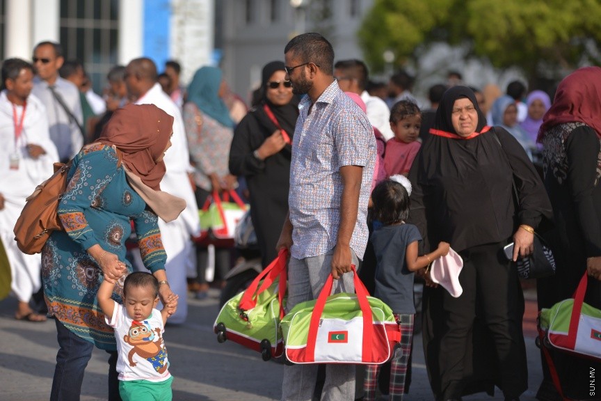 8 އޯގަސްޓް، 2017: ބަރަކާތްތެރި ހައްޖުގެ އަޅުކަން ފުރިހަމަ ކުރުމަށް ރާއްޖޭން ހައްޖަށްދާ ހައްޖުވެރިން ފުރަންފެށުން -- ސަން ފޮޓޯ/ ފަޔާޒު މޫސާ
