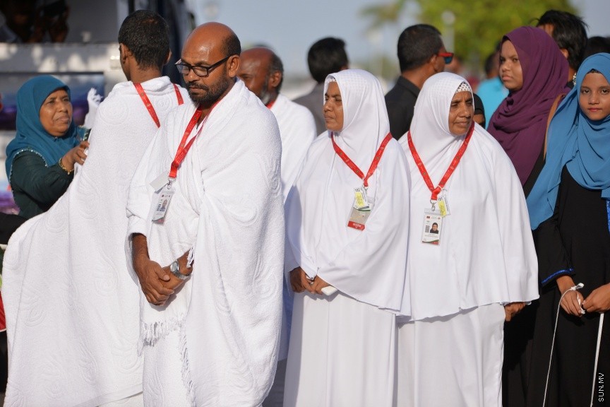 8 އޯގަސްޓް، 2017: ބަރަކާތްތެރި ހައްޖުގެ އަޅުކަން ފުރިހަމަ ކުރުމަށް ރާއްޖޭން ހައްޖަށްދާ ހައްޖުވެރިން ފުރަންފެށުން -- ސަން ފޮޓޯ/ ފަޔާޒު މޫސާ
