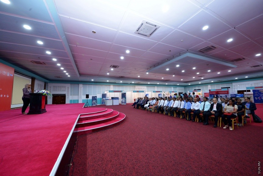 14 އޯގަސްޓް 2017: ރާއްޖޭން ބޭރުގެ ކުންފުނިތަކުން އުފައްދާ އޯޒޯން ފަށަލަ އާއި ތިމާވެއްޓާ ރައްޓެހީގެ އުފެއްދުންތައް ދައްކާލުމަށް ހާއްސަ "އޯޒޯން ޓު ކްލައިމެޓް ޓެކްނޮލޮޖީ އެކްސްޕޯ" ދަރުބާރުގޭގައި ފެށުން -- ސަން ފޮޓޯ/ ފަޔާޒު މޫސާ