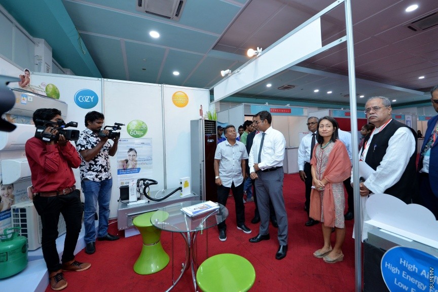 14 އޯގަސްޓް 2017: ރާއްޖޭން ބޭރުގެ ކުންފުނިތަކުން އުފައްދާ އޯޒޯން ފަށަލަ އާއި ތިމާވެއްޓާ ރައްޓެހީގެ އުފެއްދުންތައް ދައްކާލުމަށް ހާއްސަ "އޯޒޯން ޓު ކްލައިމެޓް ޓެކްނޮލޮޖީ އެކްސްޕޯ" ދަރުބާރުގޭގައި ފެށުން -- ސަން ފޮޓޯ/ ފަޔާޒު މޫސާ