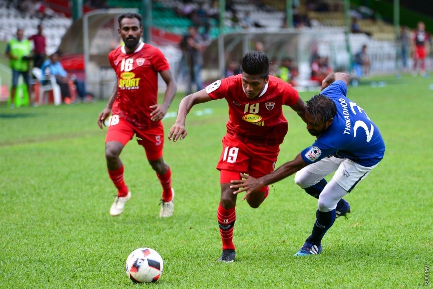 19 އިގަސްޓް 2017: އުރީދޫ ދިވެހި ޕްރިމިއާ ލީގުގައި ގދ. ތިނަދޫ އާއި ޓީސީ ސުޕޯޓްސް ކުލަބް ބައްދަލުކުރި މެޗުގެ ތެރެއިން: އެ މެޗުން ޓީސީ މޮޅުވެފައިވަނީ 1-0 ލަނޑުގެ ނަތީޖާއަކުން --- ސަން ފޮޓޯ/ މުހައްމަދު އަފްރާހް
