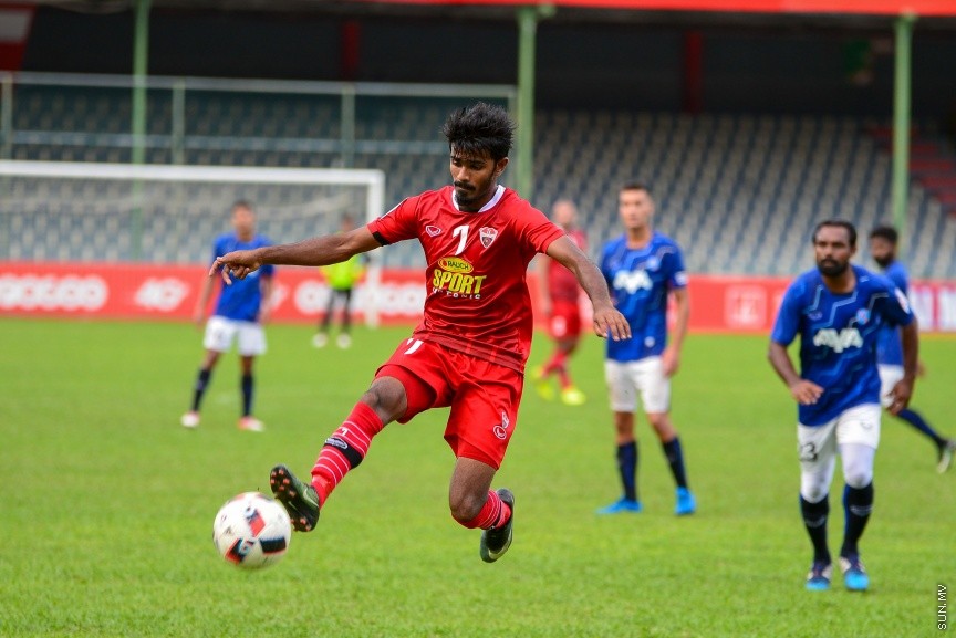 19 އިގަސްޓް 2017: އުރީދޫ ދިވެހި ޕްރިމިއާ ލީގުގައި ގދ. ތިނަދޫ އާއި ޓީސީ ސުޕޯޓްސް ކުލަބް ބައްދަލުކުރި މެޗުގެ ތެރެއިން: އެ މެޗުން ޓީސީ މޮޅުވެފައިވަނީ 1-0 ލަނޑުގެ ނަތީޖާއަކުން --- ސަން ފޮޓޯ/ މުހައްމަދު އަފްރާހް