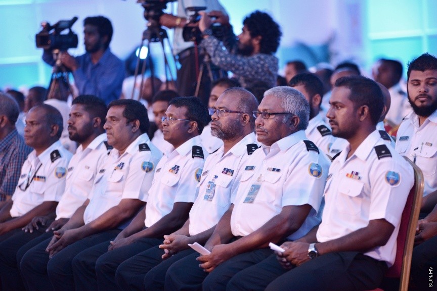 އޯގަސްޓް 20، 2017: ކަސްޓަމްސްގެ 127 ވަނަ އަހަރީ ދުވަހުގެ މުނާސަބަތުގައި ދަރުބާރުގޭގައި ބޭއްވި ޖަލްސާގެ ތެރެއިން -- ސަން ފޮޓޯ/ ފަޔާޒު މޫސާ