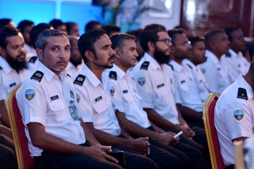 އޯގަސްޓް 20، 2017: ކަސްޓަމްސްގެ 127 ވަނަ އަހަރީ ދުވަހުގެ މުނާސަބަތުގައި ދަރުބާރުގޭގައި ބޭއްވި ޖަލްސާގެ ތެރެއިން -- ސަން ފޮޓޯ/ ފަޔާޒު މޫސާ