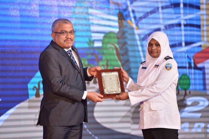 އޯގަސްޓް 20، 2017: ކަސްޓަމްސްގެ 127 ވަނަ އަހަރީ ދުވަހުގެ މުނާސަބަތުގައި ދަރުބާރުގޭގައި ބޭއްވި ޖަލްސާގެ ތެރެއިން -- ސަން ފޮޓޯ/ ފަޔާޒު މޫސާ
