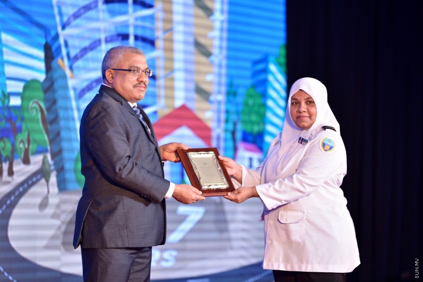 އޯގަސްޓް 20، 2017: ކަސްޓަމްސްގެ 127 ވަނަ އަހަރީ ދުވަހުގެ މުނާސަބަތުގައި ދަރުބާރުގޭގައި ބޭއްވި ޖަލްސާގެ ތެރެއިން -- ސަން ފޮޓޯ/ ފަޔާޒު މޫސާ