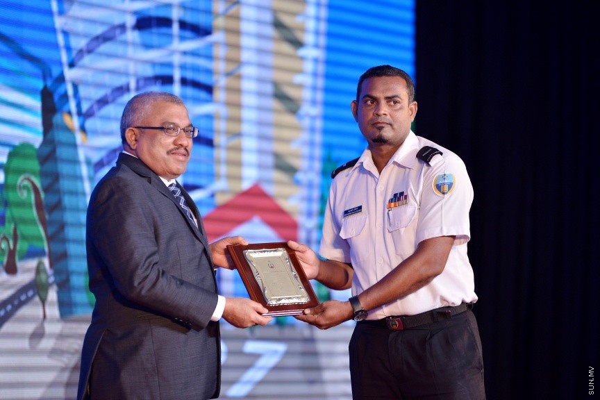 އޯގަސްޓް 20، 2017: ކަސްޓަމްސްގެ 127 ވަނަ އަހަރީ ދުވަހުގެ މުނާސަބަތުގައި ދަރުބާރުގޭގައި ބޭއްވި ޖަލްސާގެ ތެރެއިން -- ސަން ފޮޓޯ/ ފަޔާޒު މޫސާ