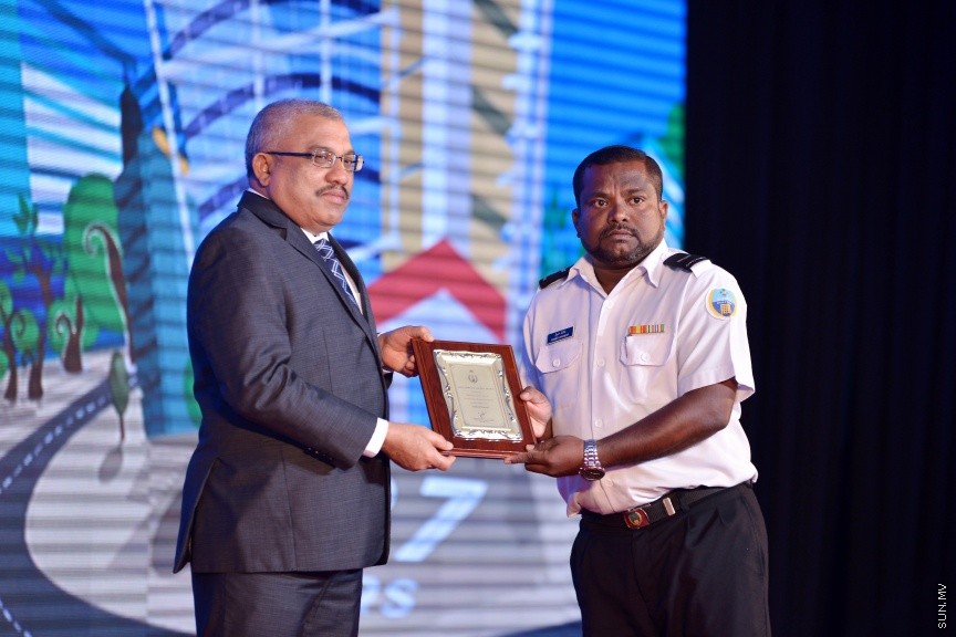 އޯގަސްޓް 20، 2017: ކަސްޓަމްސްގެ 127 ވަނަ އަހަރީ ދުވަހުގެ މުނާސަބަތުގައި ދަރުބާރުގޭގައި ބޭއްވި ޖަލްސާގެ ތެރެއިން -- ސަން ފޮޓޯ/ ފަޔާޒު މޫސާ