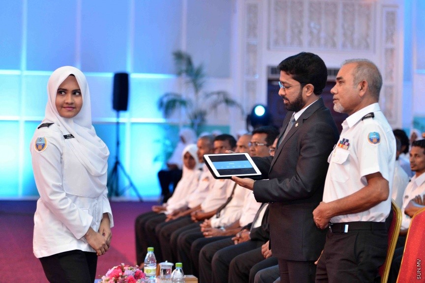 އޯގަސްޓް 20، 2017: ކަސްޓަމްސްގެ 127 ވަނަ އަހަރީ ދުވަހުގެ މުނާސަބަތުގައި ދަރުބާރުގޭގައި ބޭއްވި ޖަލްސާގެ ތެރެއިން -- ސަން ފޮޓޯ/ ފަޔާޒު މޫސާ