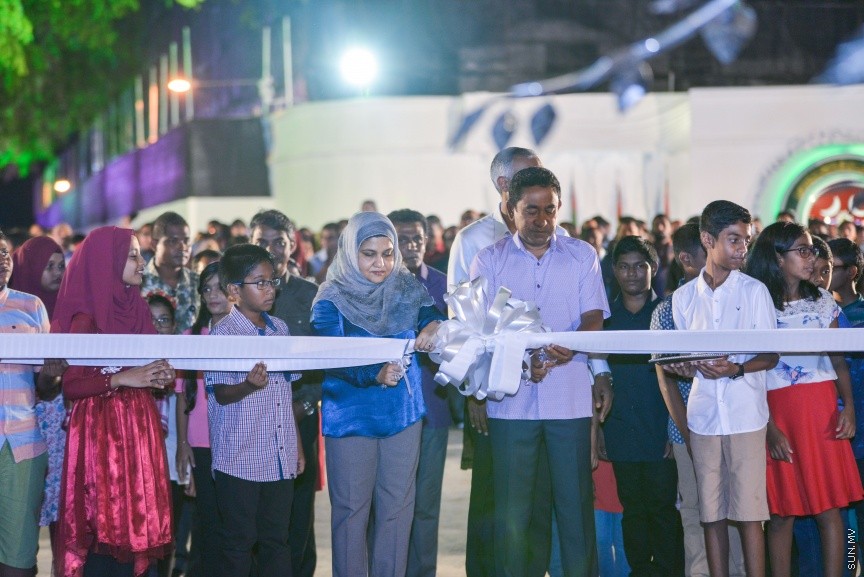 އޯގަސްޓް 21، 2017: ސަލްޓަން ޕާކު ތަރައްގީ ކުރުމަށްފަހު "ރަސް ރަނި"ގެ ނަމުގައި އަލުން ހުޅުވުމަށް ބޭއްވި ރަސްމިއްޔާތުގެ ތެރެއިން -- ސަން ފޮޓޯ/ ފަޔާޒު މޫސާ