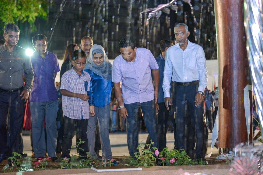 އޯގަސްޓް 21، 2017: ސަލްޓަން ޕާކު ތަރައްގީ ކުރުމަށްފަހު "ރަސް ރަނި"ގެ ނަމުގައި އަލުން ހުޅުވުމަށް ބޭއްވި ރަސްމިއްޔާތުގެ ތެރެއިން -- ސަން ފޮޓޯ/ ފަޔާޒު މޫސާ