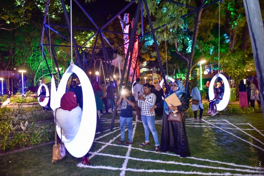 އޯގަސްޓް 21، 2017: ސަލްޓަން ޕާކު ތަރައްގީ ކުރުމަށްފަހު "ރަސް ރަނި"ގެ ނަމުގައި އަލުން ހުޅުވުމަށް ބޭއްވި ރަސްމިއްޔާތުގެ ތެރެއިން -- ސަން ފޮޓޯ/ ފަޔާޒު މޫސާ