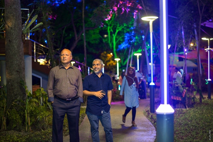 އޯގަސްޓް 21، 2017: ސަލްޓަން ޕާކު ތަރައްގީ ކުރުމަށްފަހު "ރަސް ރަނި"ގެ ނަމުގައި އަލުން ހުޅުވުމަށް ބޭއްވި ރަސްމިއްޔާތުގެ ތެރެއިން -- ސަން ފޮޓޯ/ ފަޔާޒު މޫސާ