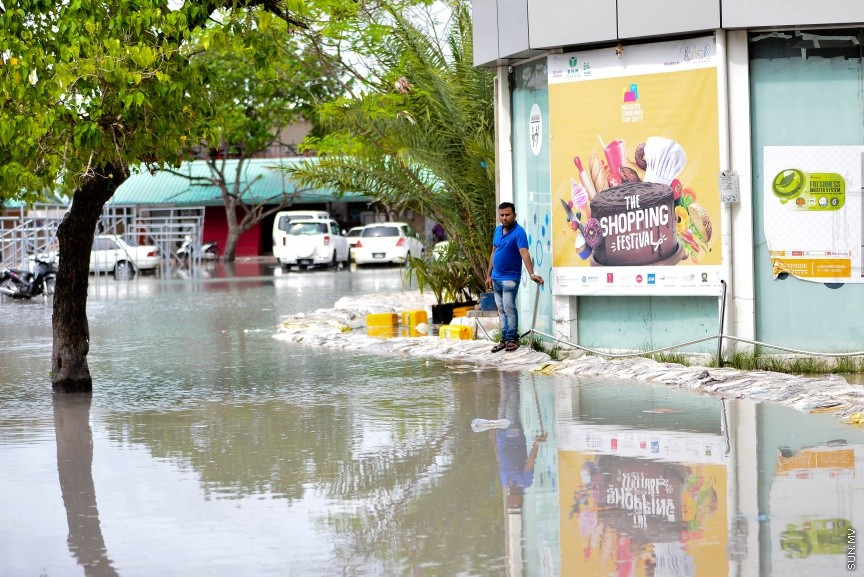 ކާނިވާ ސަރަހައްދަށް އުދަ އަރައި ދިޔަބޮޑުވެފައި، އަދި ޕާކު ކޮށްފައި ހުރި ވެހިކަލްތަކަށް ވަނީ ލޮނުގެ އަސަރު ކޮށްފައި، މީޓްރިއޮލޮޖީން ބުނެފައިވަނީ ދިޔަބޮޑުވާ ގަޑިތަކުގައި ރާއްޖޭގެ ބައެއް ރަށްރަށަށް އުދައެރުމަކީ އެކަށީގެންވާ ކަމެއް ކަމަށް  --- ސަންފޮޓޯ/ މުހައްމަދު އަފްރާހް