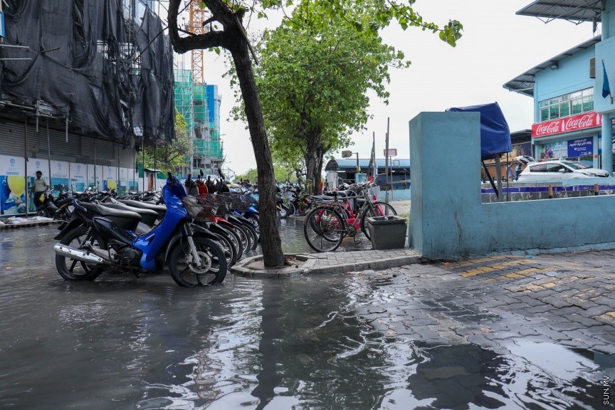 މާލޭގެ ބްރިޖް ސަރަހައްދާއި ހުޅުމާލޭ ފެރީ ޓާމިނަލް ސަރަހައްދަށްވެސް ވަނީ އުދައަރާފައި އަދި ޕާކު ކޮށްފައި ހުރި ވެހިކަލްތަކަށް ވަނީ ލޮނުގެ އަސަރު ކޮށްފައި، މީޓްރިއޮލޮޖީން ބުނެފައިވަނީ ދިޔަބޮޑުވާ ގަޑިތަކުގައި ރާއްޖޭގެ ބައެއް ރަށްރަށަށް އުދައެރުމަކީ އެކަށީގެންވާ ކަމެއް ކަމަށް --- ސަންފޮޓޯ/ މުހައްމަދު އަފްރާހް