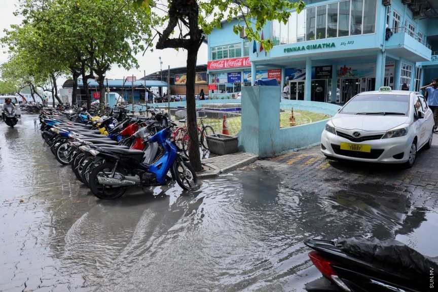 މާލޭގެ ބްރިޖް ސަރަހައްދާއި ހުޅުމާލޭ ފެރީ ޓާމިނަލް ސަރަހައްދަށްވެސް ވަނީ އުދައަރާފައި އަދި ޕާކު ކޮށްފައި ހުރި ވެހިކަލްތަކަށް ވަނީ ލޮނުގެ އަސަރު ކޮށްފައި، މީޓްރިއޮލޮޖީން ބުނެފައިވަނީ ދިޔަބޮޑުވާ ގަޑިތަކުގައި ރާއްޖޭގެ ބައެއް ރަށްރަށަށް އުދައެރުމަކީ އެކަށީގެންވާ ކަމެއް ކަމަށް --- ސަންފޮޓޯ/ މުހައްމަދު އަފްރާހް