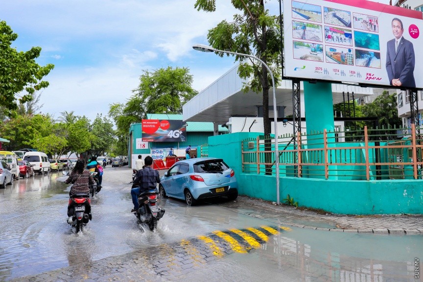 ކާނިވާ ސަރަހައްދަށް އުދަ އަރައި ދިޔަބޮޑުވެފައި، އަދި ޕާކު ކޮށްފައި ހުރި ވެހިކަލްތަކަށް ވަނީ ލޮނުގެ އަސަރު ކޮށްފައި، މީޓްރިއޮލޮޖީން ބުނެފައިވަނީ ދިޔަބޮޑުވާ ގަޑިތަކުގައި ރާއްޖޭގެ ބައެއް ރަށްރަށަށް އުދައެރުމަކީ އެކަށީގެންވާ ކަމެއް ކަމަށް  --- ސަންފޮޓޯ/ މުހައްމަދު އަފްރާހް