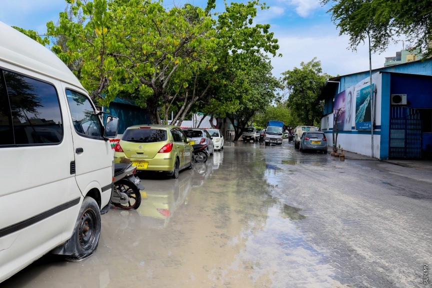 ކާނިވާ ސަރަހައްދަށް އުދަ އަރައި ދިޔަބޮޑުވެފައި، އަދި ޕާކު ކޮށްފައި ހުރި ވެހިކަލްތަކަށް ވަނީ ލޮނުގެ އަސަރު ކޮށްފައި، މީޓްރިއޮލޮޖީން ބުނެފައިވަނީ ދިޔަބޮޑުވާ ގަޑިތަކުގައި ރާއްޖޭގެ ބައެއް ރަށްރަށަށް އުދައެރުމަކީ އެކަށީގެންވާ ކަމެއް ކަމަށް  --- ސަންފޮޓޯ/ މުހައްމަދު އަފްރާހް