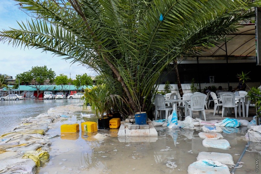ކާނިވާ ސަރަހައްދަށް އުދަ އަރައި ދިޔަބޮޑުވެފައި، އަދި ޕާކު ކޮށްފައި ހުރި ވެހިކަލްތަކަށް ވަނީ ލޮނުގެ އަސަރު ކޮށްފައި، މީޓްރިއޮލޮޖީން ބުނެފައިވަނީ ދިޔަބޮޑުވާ ގަޑިތަކުގައި ރާއްޖޭގެ ބައެއް ރަށްރަށަށް އުދައެރުމަކީ އެކަށީގެންވާ ކަމެއް ކަމަށް  --- ސަންފޮޓޯ/ މުހައްމަދު އަފްރާހް