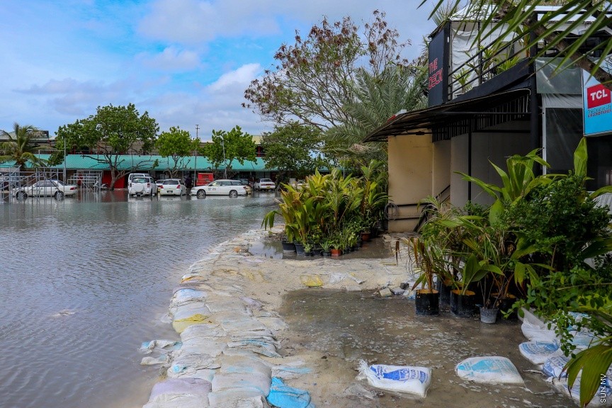 ކާނިވާ ސަރަހައްދަށް އުދަ އަރައި ދިޔަބޮޑުވެފައި، އަދި ޕާކު ކޮށްފައި ހުރި ވެހިކަލްތަކަށް ވަނީ ލޮނުގެ އަސަރު ކޮށްފައި، މީޓްރިއޮލޮޖީން ބުނެފައިވަނީ ދިޔަބޮޑުވާ ގަޑިތަކުގައި ރާއްޖޭގެ ބައެއް ރަށްރަށަށް އުދައެރުމަކީ އެކަށީގެންވާ ކަމެއް ކަމަށް  --- ސަންފޮޓޯ/ މުހައްމަދު އަފްރާހް