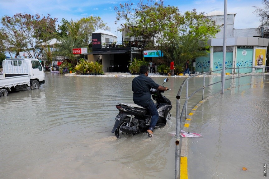 ކާނިވާ ސަރަހައްދަށް އުދަ އަރައި ދިޔަބޮޑުވެފައި، އަދި ޕާކު ކޮށްފައި ހުރި ވެހިކަލްތަކަށް ވަނީ ލޮނުގެ އަސަރު ކޮށްފައި، މީޓްރިއޮލޮޖީން ބުނެފައިވަނީ ދިޔަބޮޑުވާ ގަޑިތަކުގައި ރާއްޖޭގެ ބައެއް ރަށްރަށަށް އުދައެރުމަކީ އެކަށީގެންވާ ކަމެއް ކަމަށް  --- ސަންފޮޓޯ/ މުހައްމަދު އަފްރާހް