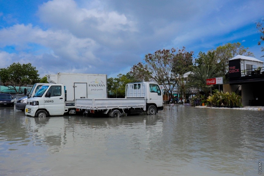 ކާނިވާ ސަރަހައްދަށް އުދަ އަރައި ދިޔަބޮޑުވެފައި، އަދި ޕާކު ކޮށްފައި ހުރި ވެހިކަލްތަކަށް ވަނީ ލޮނުގެ އަސަރު ކޮށްފައި، މީޓްރިއޮލޮޖީން ބުނެފައިވަނީ ދިޔަބޮޑުވާ ގަޑިތަކުގައި ރާއްޖޭގެ ބައެއް ރަށްރަށަށް އުދައެރުމަކީ އެކަށީގެންވާ ކަމެއް ކަމަށް  --- ސަންފޮޓޯ/ މުހައްމަދު އަފްރާހް