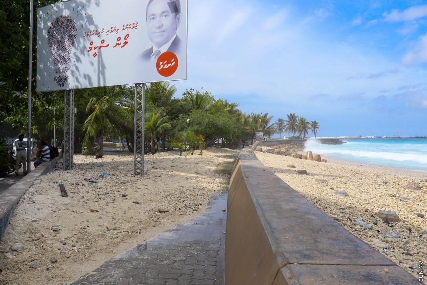 މާލޭގެ ބްރިޖް ސަރަހައްދާއި ހުޅުމާލޭ ފެރީ ޓާމިނަލް ސަރަހައްދަށްވެސް ވަނީ އުދައަރާފައި އަދި ޕާކު ކޮށްފައި ހުރި ވެހިކަލްތަކަށް ވަނީ ލޮނުގެ އަސަރު ކޮށްފައި، މީޓްރިއޮލޮޖީން ބުނެފައިވަނީ ދިޔަބޮޑުވާ ގަޑިތަކުގައި ރާއްޖޭގެ ބައެއް ރަށްރަށަށް އުދައެރުމަކީ އެކަށީގެންވާ ކަމެއް ކަމަށް --- ސަންފޮޓޯ/ މުހައްމަދު އަފްރާހް 

