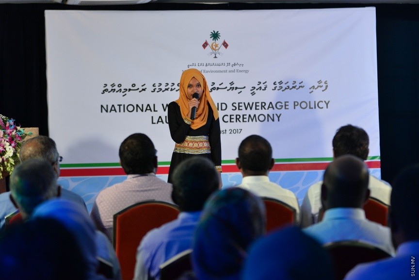 މުޅި ރާއްޖޭގެ ފެނާއި ނަރުދަމާގެ ގައުމީ ސިޔާސަތު ރަސްމީކޮށް އިފްތިތާހުކުރުން: ޗަންޕާ ސެންޓްރަލް ހޮޓަލްގައި މިއަދު ބޭއްވި ރަސްމިއްޔާތުގައި އެ ސިޔާސަތު އިފްތިތާހު ކޮށްދެއްވީ އެންވަޔަރަމަންޓް އެންޑް އެނާޖީ މިނިސްޓަރު ތާރިގް އިބްރާހީމް----ސަން ފޮޓޯ/ މުހައްްމަދު އަފްރާހް 