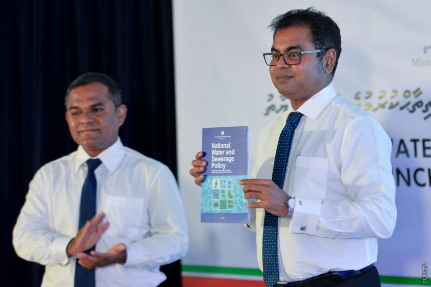 މުޅި ރާއްޖޭގެ ފެނާއި ނަރުދަމާގެ ގައުމީ ސިޔާސަތު ރަސްމީކޮށް އިފްތިތާހުކުރުން: ޗަންޕާ ސެންޓްރަލް ހޮޓަލްގައި މިއަދު ބޭއްވި ރަސްމިއްޔާތުގައި އެ ސިޔާސަތު އިފްތިތާހު ކޮށްދެއްވީ އެންވަޔަރަމަންޓް އެންޑް އެނާޖީ މިނިސްޓަރު ތާރިގް އިބްރާހީމް----ސަން ފޮޓޯ/ މުހައްްމަދު އަފްރާހް 