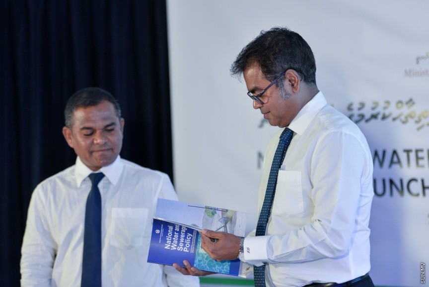 މުޅި ރާއްޖޭގެ ފެނާއި ނަރުދަމާގެ ގައުމީ ސިޔާސަތު ރަސްމީކޮށް އިފްތިތާހުކުރުން: ޗަންޕާ ސެންޓްރަލް ހޮޓަލްގައި މިއަދު ބޭއްވި ރަސްމިއްޔާތުގައި އެ ސިޔާސަތު އިފްތިތާހު ކޮށްދެއްވީ އެންވަޔަރަމަންޓް އެންޑް އެނާޖީ މިނިސްޓަރު ތާރިގް އިބްރާހީމް----ސަން ފޮޓޯ/ މުހައްްމަދު އަފްރާހް 