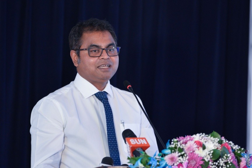 މުޅި ރާއްޖޭގެ ފެނާއި ނަރުދަމާގެ ގައުމީ ސިޔާސަތު ރަސްމީކޮށް އިފްތިތާހުކުރުން: ޗަންޕާ ސެންޓްރަލް ހޮޓަލްގައި މިއަދު ބޭއްވި ރަސްމިއްޔާތުގައި އެ ސިޔާސަތު އިފްތިތާހު ކޮށްދެއްވީ އެންވަޔަރަމަންޓް އެންޑް އެނާޖީ މިނިސްޓަރު ތާރިގް އިބްރާހީމް----ސަން ފޮޓޯ/ މުހައްްމަދު އަފްރާހް 