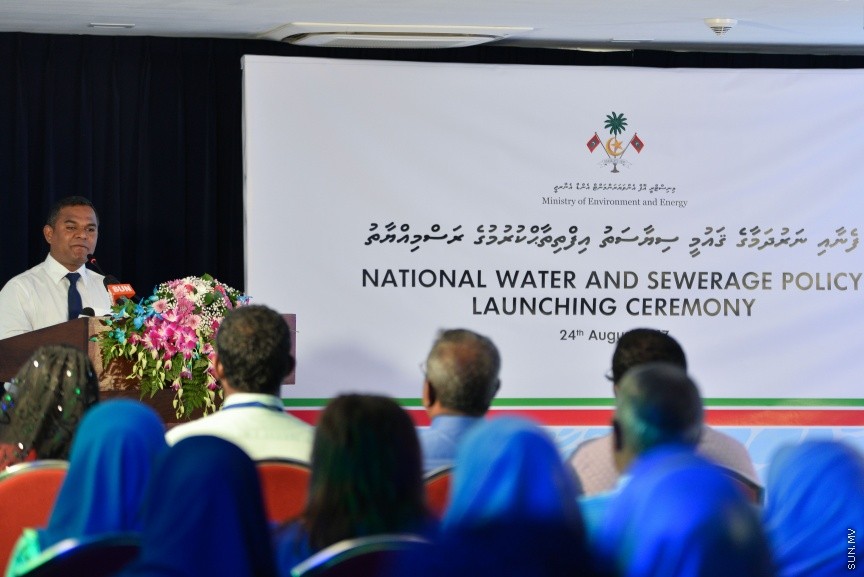 މުޅި ރާއްޖޭގެ ފެނާއި ނަރުދަމާގެ ގައުމީ ސިޔާސަތު ރަސްމީކޮށް އިފްތިތާހުކުރުން: ޗަންޕާ ސެންޓްރަލް ހޮޓަލްގައި މިއަދު ބޭއްވި ރަސްމިއްޔާތުގައި އެ ސިޔާސަތު އިފްތިތާހު ކޮށްދެއްވީ އެންވަޔަރަމަންޓް އެންޑް އެނާޖީ މިނިސްޓަރު ތާރިގް އިބްރާހީމް----ސަން ފޮޓޯ/ މުހައްްމަދު އަފްރާހް 