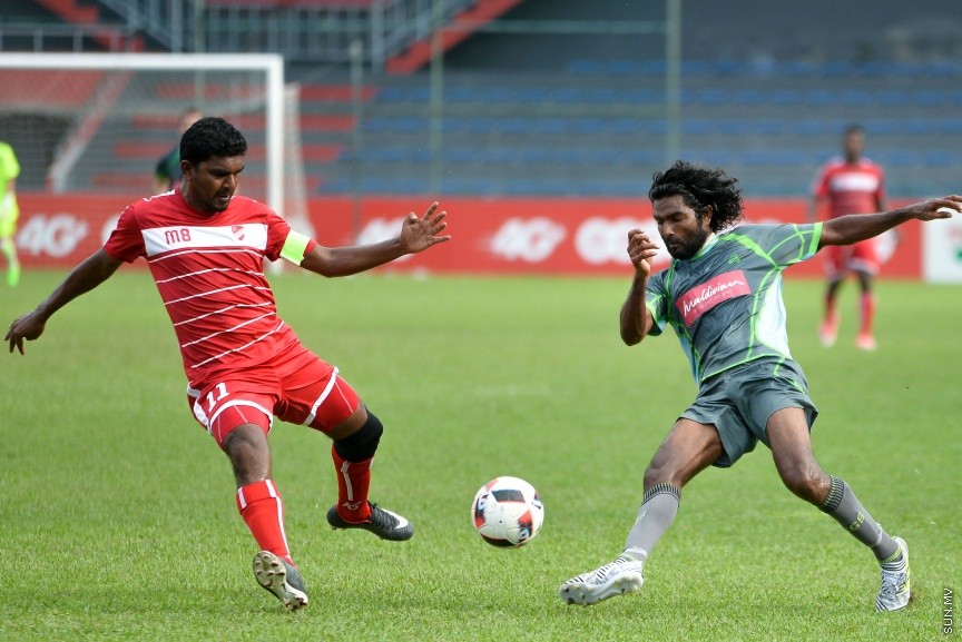 ދިވެހި ޕްރިމިއާ ލީގުގައި ގުރީން ސްޓްރީޓްސްއާއި ކުޑަހުވަދޫ ބައްދަލުކުރި މެޗުގެ ތެރެއިން: އެ މެޗުން ގުރީން މޮޅުވީ 1-0 ލަނޑުން --- ސަން ފޮޓޯ/ މުހައްމަދު އަފްރާހް