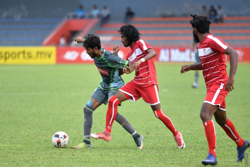 ދިވެހި ޕްރިމިއާ ލީގުގައި ގުރީން ސްޓްރީޓްސްއާއި ކުޑަހުވަދޫ ބައްދަލުކުރި މެޗުގެ ތެރެއިން: އެ މެޗުން ގުރީން މޮޅުވީ 1-0 ލަނޑުން --- ސަން ފޮޓޯ/ މުހައްމަދު އަފްރާހް