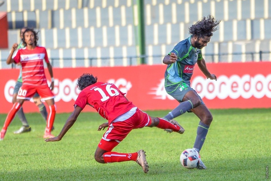 ދިވެހި ޕްރިމިއާ ލީގުގައި ގުރީން ސްޓްރީޓްސްއާއި ކުޑަހުވަދޫ ބައްދަލުކުރި މެޗުގެ ތެރެއިން: އެ މެޗުން ގުރީން މޮޅުވީ 1-0 ލަނޑުން --- ސަން ފޮޓޯ/ މުހައްމަދު އަފްރާހް