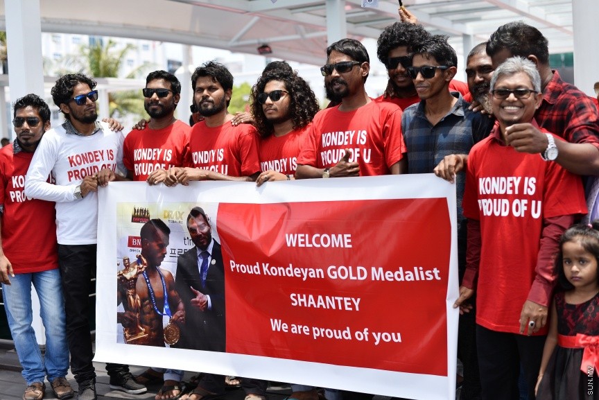 އޯގަސްޓް 28، 2017:  އޭޝިއަން ބޮޑީ ބިލްޑިން މުބާރާތުގައި ރާއްޖެއަށް ރަން މެޑެއްޔެއް ހޯދައި ދިން ޝާހީން އިބްރާހިމް ދީދީ (ޝާންޓޭ)އަށް މާލެއިން ހޫނު މަރުހަބާއެއް ކިއުން -- ސަން ފޮޓޯ/ ފަޔާޒު މޫސާ