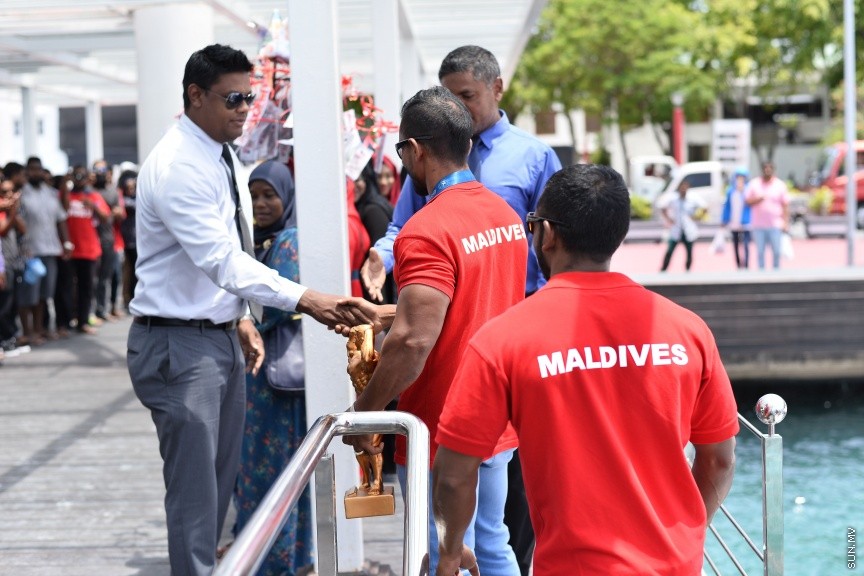 އޯގަސްޓް 28، 2017:  އޭޝިއަން ބޮޑީ ބިލްޑިން މުބާރާތުގައި ރާއްޖެއަށް ރަން މެޑެއްޔެއް ހޯދައި ދިން ޝާހީން އިބްރާހިމް ދީދީ (ޝާންޓޭ)އަށް މާލެއިން ހޫނު މަރުހަބާއެއް ކިއުން -- ސަން ފޮޓޯ/ ފަޔާޒު މޫސާ