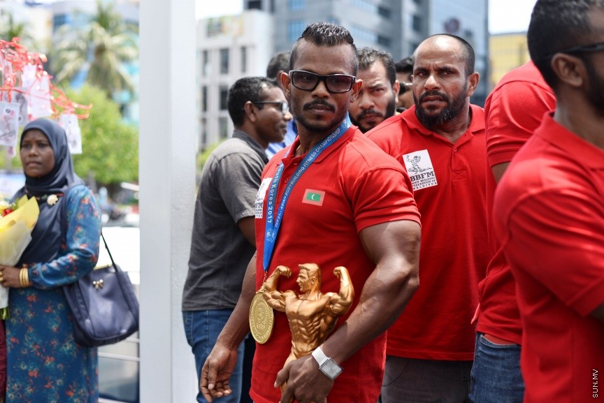 އޯގަސްޓް 28، 2017:  އޭޝިއަން ބޮޑީ ބިލްޑިން މުބާރާތުގައި ރާއްޖެއަށް ރަން މެޑެއްޔެއް ހޯދައި ދިން ޝާހީން އިބްރާހިމް ދީދީ (ޝާންޓޭ)އަށް މާލެއިން ހޫނު މަރުހަބާއެއް ކިއުން -- ސަން ފޮޓޯ/ ފަޔާޒު މޫސާ