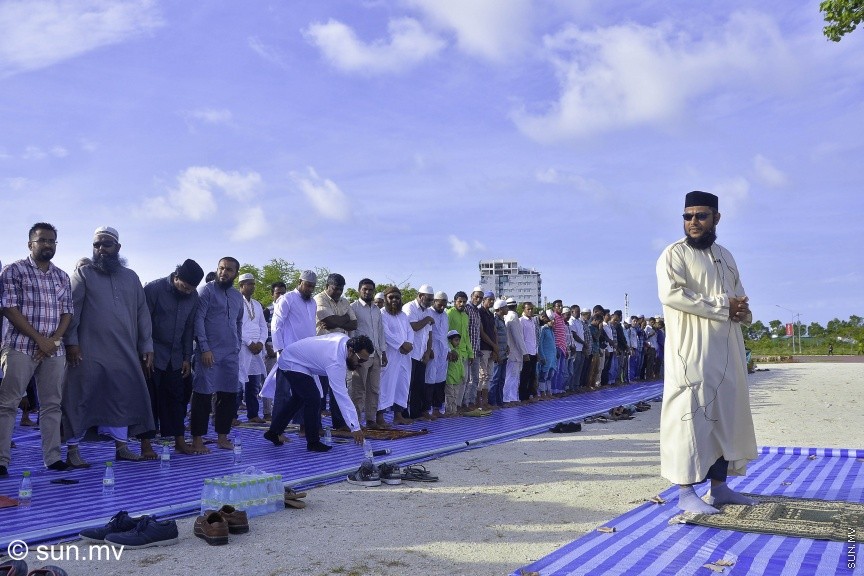 1 ސެޕްޓެމްބަރު 2017: ހުޅުމާލޭ ސެންޓްރަލް ޕާކު ސަރަހައްދުގައި ކުރެވުނު 1438ވަނަ އަހަރުގެ އަޟްޙާ ޢީދު ނަމާދުގެ ތެރެއިން: އީދު ހުތުބާގައި ބުނެފައިވަނީ އީދަށް އީދޭ ކިޔުނީ ކޮންމެ އަހަރަކު އައު އުފާތަކަކާ އެކު މިދުވަސް އަންނާތީ ކަމަށެވެ. އިސްލާމީ އީދު ތަކުގައި އޮތީ އުފާވެރި ކަމާއި މުނިފޫހިފިލުވުން ކަމަށް ހުތުބާގައި ބުނެފައިވެ އެވެ. އެއީ ހިތްތަކުގެ ސާފު ކަމުންނާއި މޫނުތަކުގެ އުފާވެރި ކަމުން ކަމަށް ހުތުބާގައި ބުނެފައިވެ -- ސަން ފޮޓޯ/ މުހައްމަދު އަފްރާހް