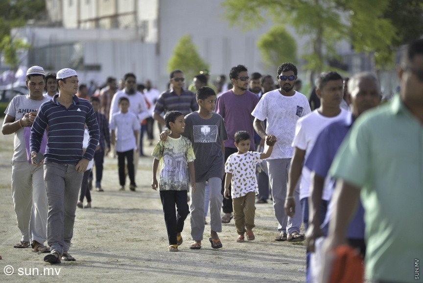 1 ސެޕްޓެމްބަރު 2017: ހުޅުމާލޭ ސެންޓްރަލް ޕާކު ސަރަހައްދުގައި ކުރެވުނު 1438ވަނަ އަހަރުގެ އަޟްޙާ ޢީދު ނަމާދުގެ ތެރެއިން: އީދު ހުތުބާގައި ބުނެފައިވަނީ އީދަށް އީދޭ ކިޔުނީ ކޮންމެ އަހަރަކު އައު އުފާތަކަކާ އެކު މިދުވަސް އަންނާތީ ކަމަށެވެ. އިސްލާމީ އީދު ތަކުގައި އޮތީ އުފާވެރި ކަމާއި މުނިފޫހިފިލުވުން ކަމަށް ހުތުބާގައި ބުނެފައިވެ އެވެ. އެއީ ހިތްތަކުގެ ސާފު ކަމުންނާއި މޫނުތަކުގެ އުފާވެރި ކަމުން ކަމަށް ހުތުބާގައި ބުނެފައިވެ -- ސަން ފޮޓޯ/ މުހައްމަދު އަފްރާހް