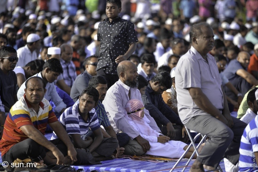 1 ސެޕްޓެމްބަރު 2017: ހުޅުމާލޭ ސެންޓްރަލް ޕާކު ސަރަހައްދުގައި ކުރެވުނު 1438ވަނަ އަހަރުގެ އަޟްޙާ ޢީދު ނަމާދުގެ ތެރެއިން: އީދު ހުތުބާގައި ބުނެފައިވަނީ އީދަށް އީދޭ ކިޔުނީ ކޮންމެ އަހަރަކު އައު އުފާތަކަކާ އެކު މިދުވަސް އަންނާތީ ކަމަށެވެ. އިސްލާމީ އީދު ތަކުގައި އޮތީ އުފާވެރި ކަމާއި މުނިފޫހިފިލުވުން ކަމަށް ހުތުބާގައި ބުނެފައިވެ އެވެ. އެއީ ހިތްތަކުގެ ސާފު ކަމުންނާއި މޫނުތަކުގެ އުފާވެރި ކަމުން ކަމަށް ހުތުބާގައި ބުނެފައިވެ -- ސަން ފޮޓޯ/ މުހައްމަދު އަފްރާހް